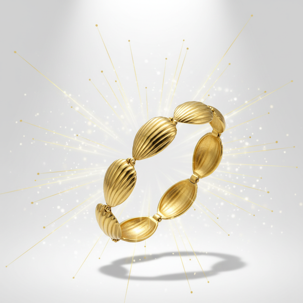 Zwevende gouden schelpen armband met lichteffecten